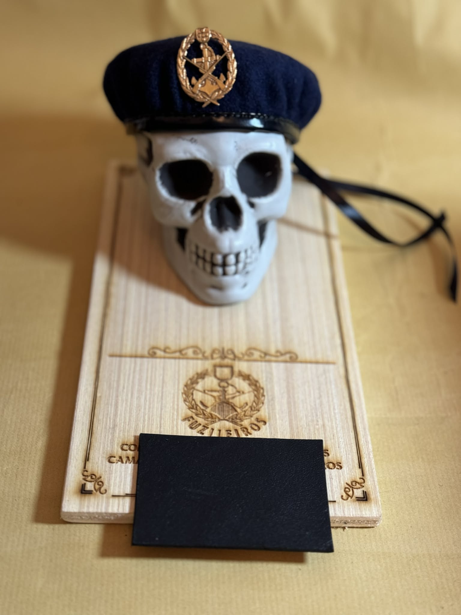 Boina Miniatura com Tábua e Caveira